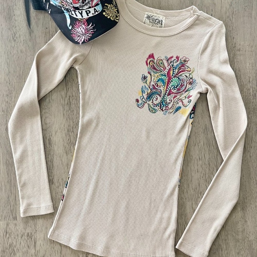 New VOCAL Womens CRYSTAL AIR BRUSH LOOK TAUPE FLEUR DE LIS TATTOO SHIRT S M